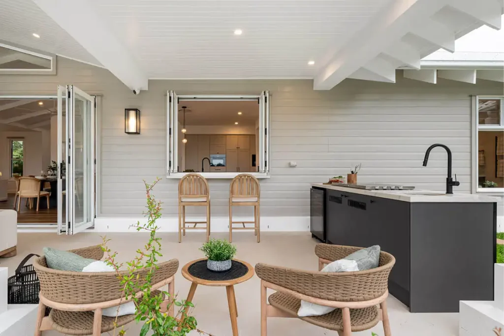 Mater 325 bbq entertaining area