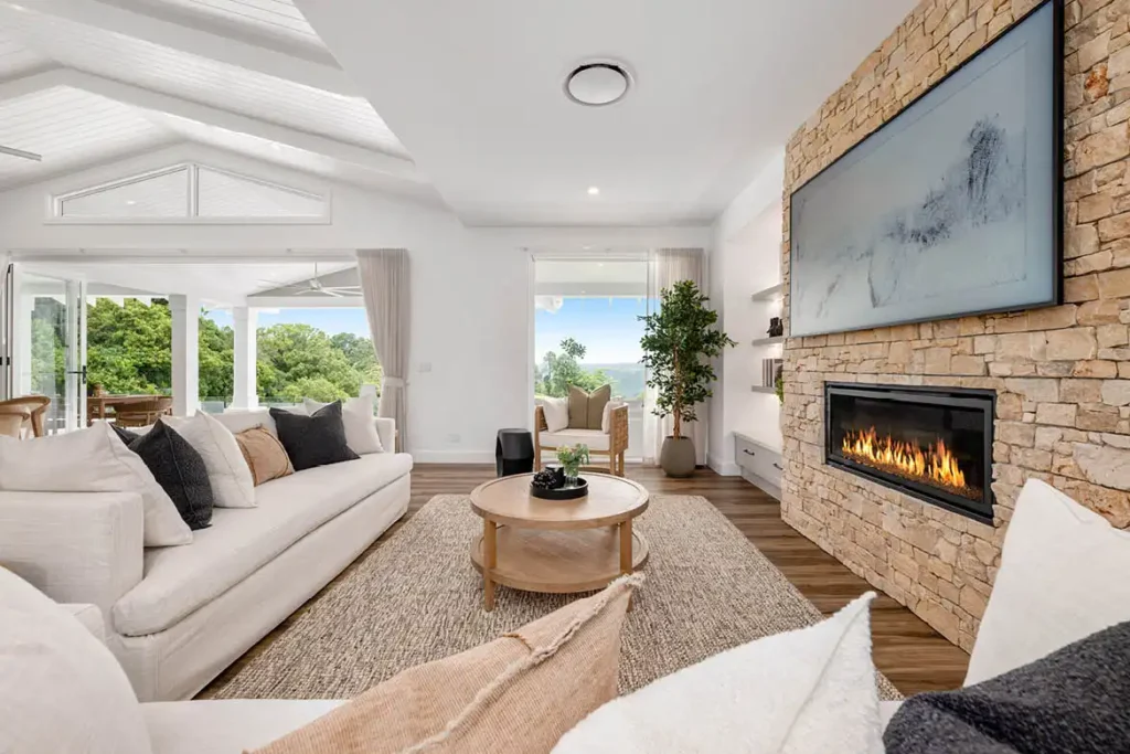 Mater 325 fireplace and lounge