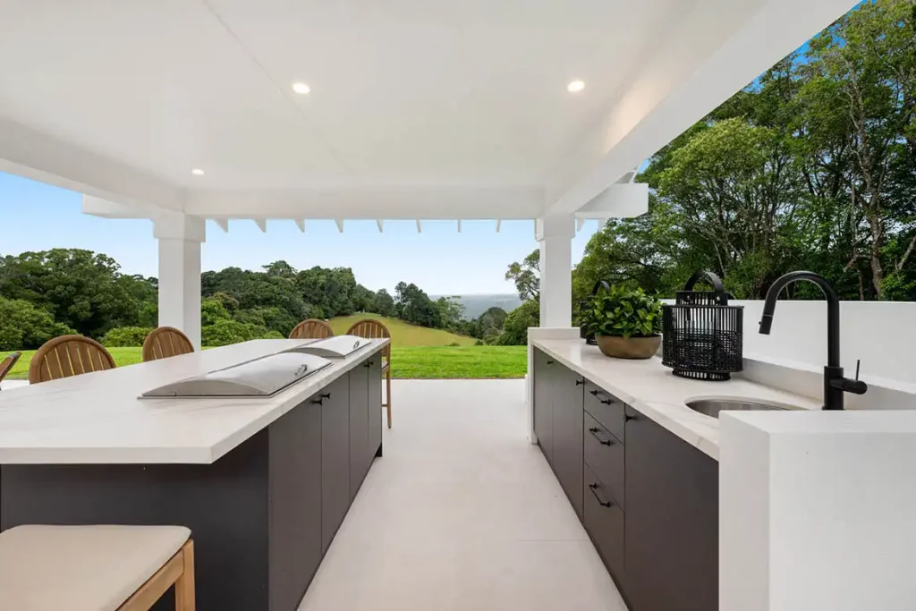 Mater 325 outdoor dining