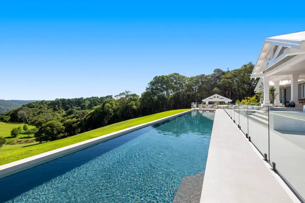 Mater 325 pool length