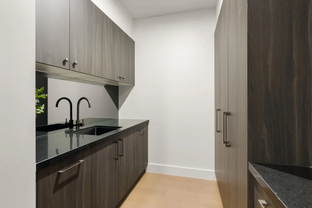 Endeavour 468 butlers_pantry_2
