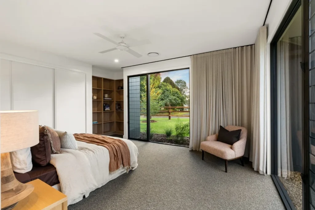Endeavour 468 guest_bedroom