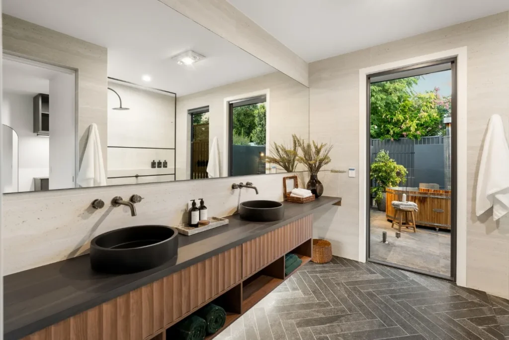 Endeavour 468 primary_suite_ensuite_to_hot_tub