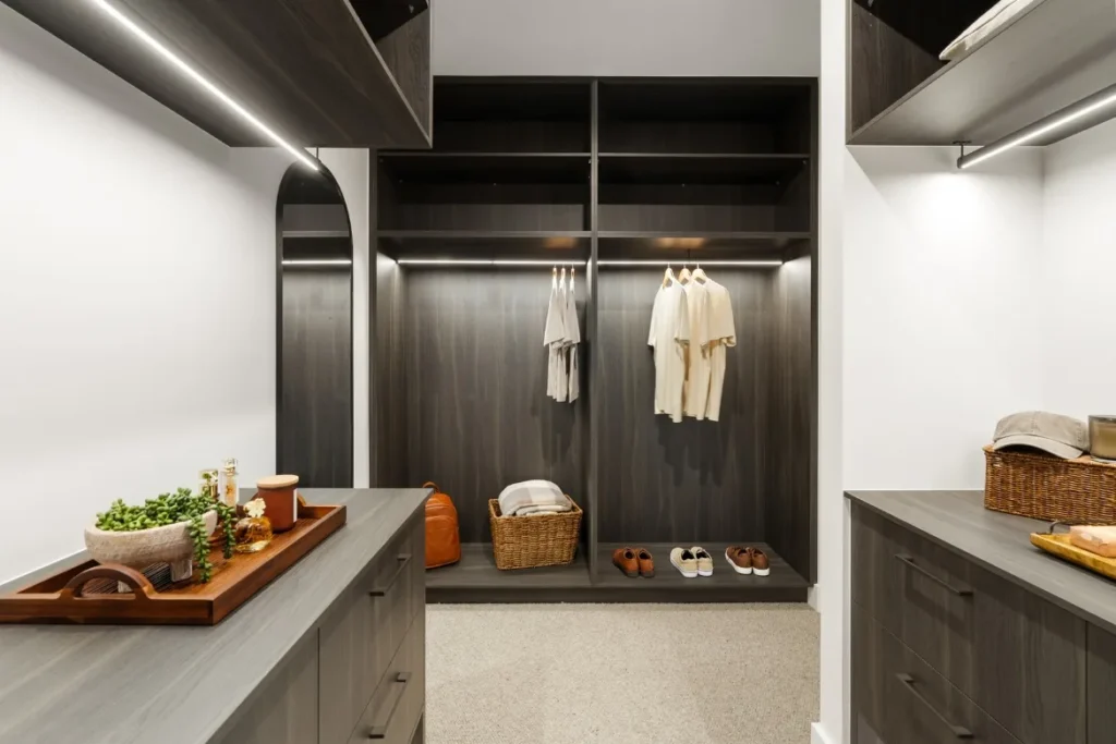Endeavour 468 primary_suite_wardrobe